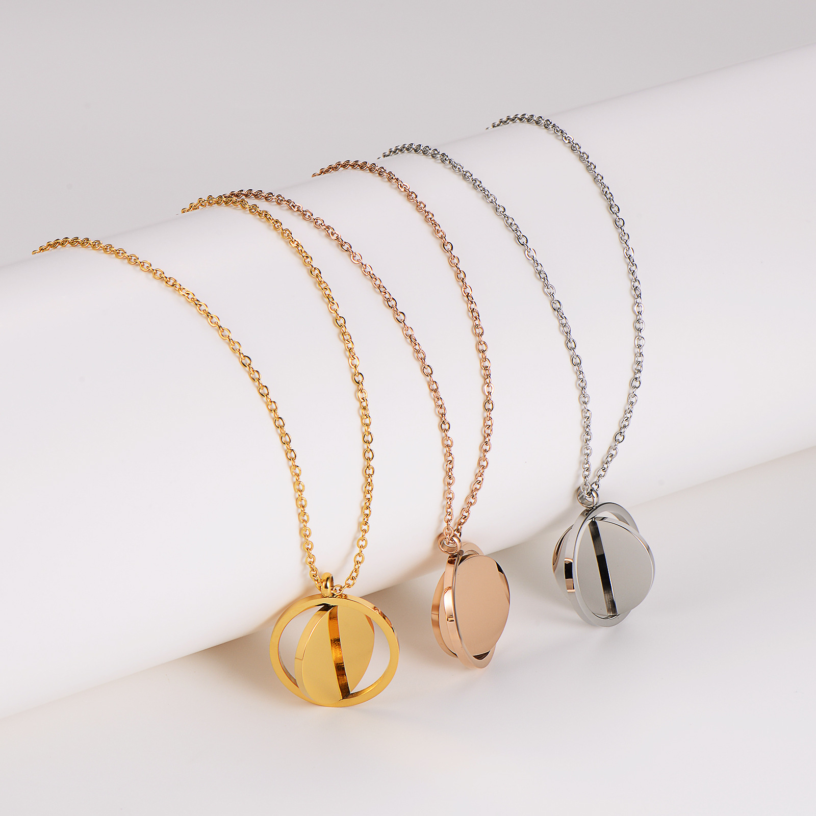 Collana rotonda con nome perso - Name Necklace Custom recensione e prezzo
